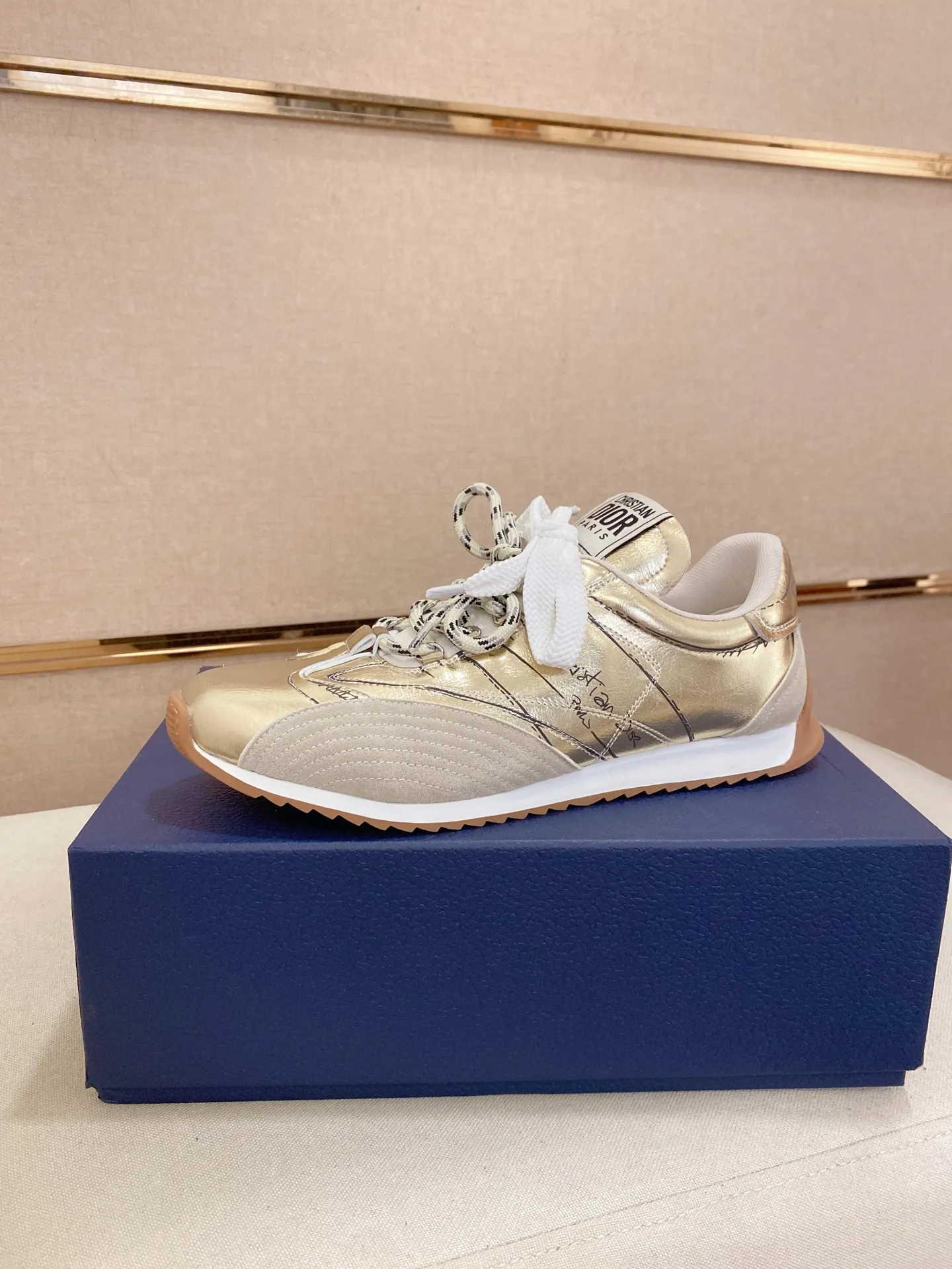 Men's shoes💰: 500💰Couple style💏 [Dior·Dior] New casual sports style men's shoes, new spring and summer design, perfect workmanship, lace-up lazy style to create wardrobe quality, upper: imported first-layer cowhide, mesh breathable lining soft and comfortable, ultra-light TPU wear-resistant outsole, simple, versatile fashion men's shoes, excellent color code number 35--44. (45,46 customized items are not returnable or exchangeable)